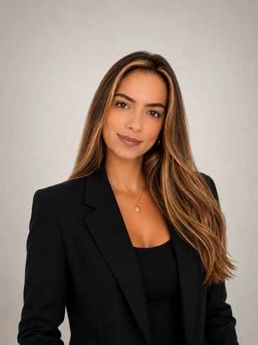 Camila Pizo Villarruel, Holguin Collection team member